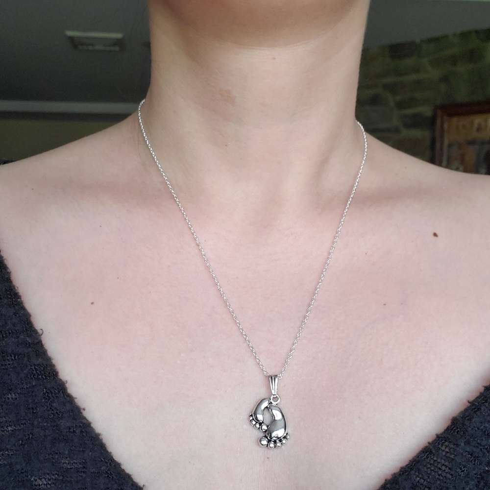 NWOT Little Feet Necklace - Picture 12 of 12